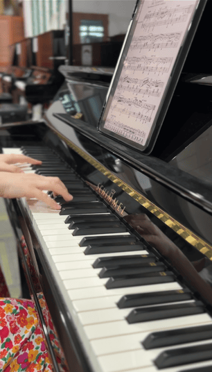 playing piano using ipad for score